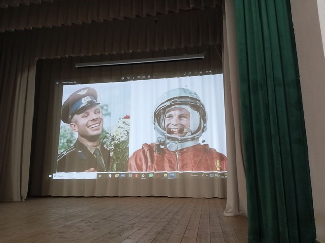 Далее после спортивной зарядки ребят пригласили в зрительный зал , где ребятам показали фильм про Юрия Гагарина и его первый полет в космос.